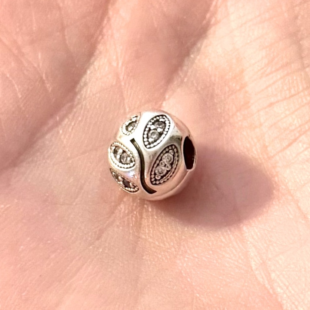 Retired Pandora Sparkling Leaves Clip